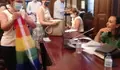 O BNG entrega unha bandeira LGTBI á alcaldesa